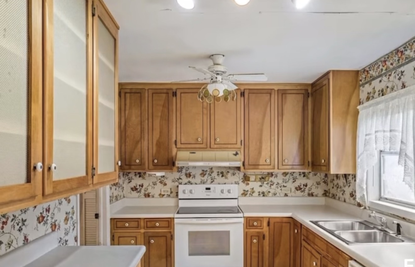 Kitchen before remodeling